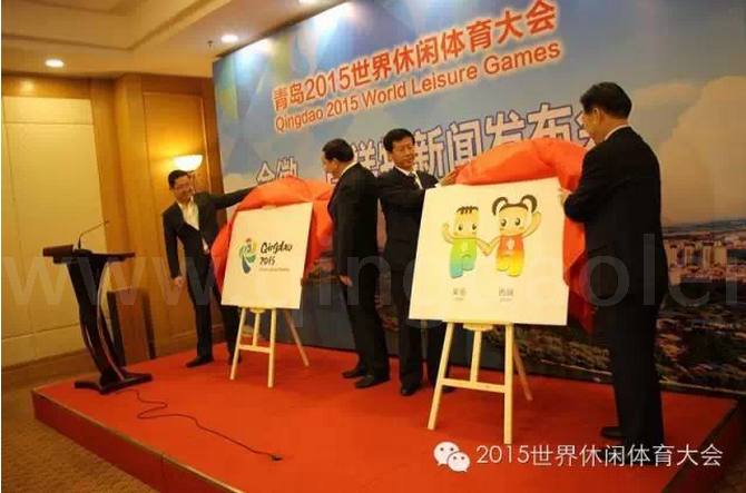 今天上午9点30分,青岛2015世界休闲体育大会会徽、吉祥物新闻发布会在青岛国际新闻中心举行。会徽、吉祥物的正式发布,标志着休闲体育大会筹备工作进入了新的阶段。 清华大学美术学院视觉传达艺术研究所艺术总监徐骅介绍了休闲体育大会会徽、吉祥物创意及设计方案。据了解,对于会徽、吉祥物的征集工作,莱西市2015年世界休闲体育大会组委会与清华大学美术学院视觉艺术设计研究所千哲教授进行了创作设计的探讨工作。千哲教授曾参与北京奥运会辅助图形设计、体育图标设计,创作了2012海阳亚沙会徽、吉祥物及体育动作设计、孔子诞辰